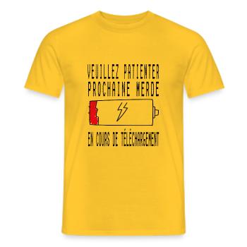 T-Shirt unisex Prochaine merde en Cours 2025 - T-shirt homme - jaune - Devant - AI Model Male 178 dark (178cm)
