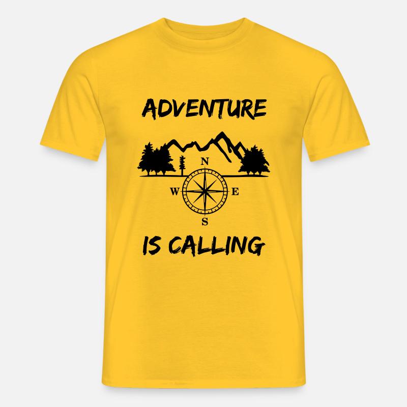 Berge, Wald, Kompass - Männer T-Shirt - Gelb