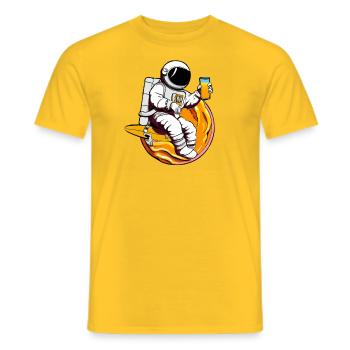 astronaute qui surf sur un jus d'orange - T-shirt homme - jaune - Devant - AI Model Male 178 dark (178cm)