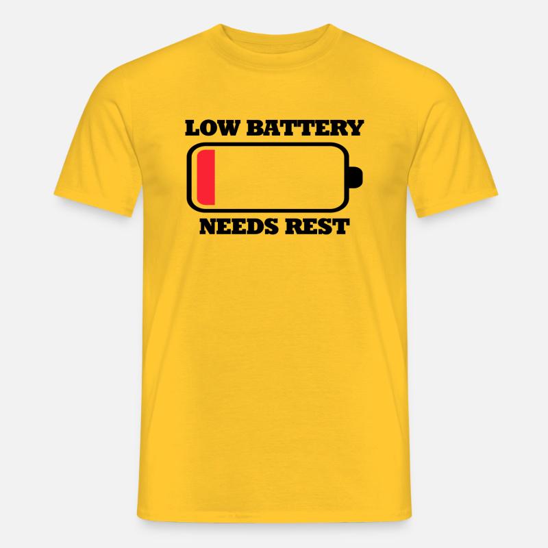 LOW BATTERY NEEDS REST - Männer T-Shirt - Gelb