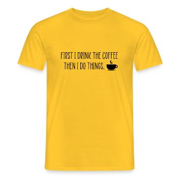 Zuerst trinke ich den Kaffee lustiges Zitat - Männer T-Shirt - Gelb - Vorne - AI Model Male 178 dark (178cm)