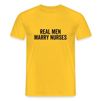 De vrais hommes épousent des infirmières - T-shirt homme - jaune - Devant - AI Model Male 178 dark (178cm)