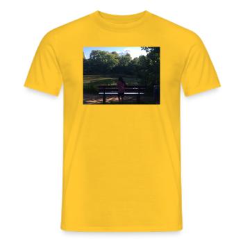 DAS LEBEN. DAS HİER UND JETZT. - Männer T-Shirt - Gelb - Vorne - AI Model Male 178 dark (178cm)