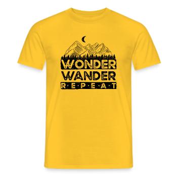 wandern berge natur berg wanderer trekking alpen - Männer T-Shirt - Gelb - Vorne - AI Model Male 178 dark (178cm)