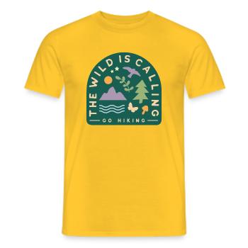 Die Wildnis ruft. Outdoor Abenteuer - Männer T-Shirt - Gelb - Vorne - AI Model Male 178 dark (178cm)
