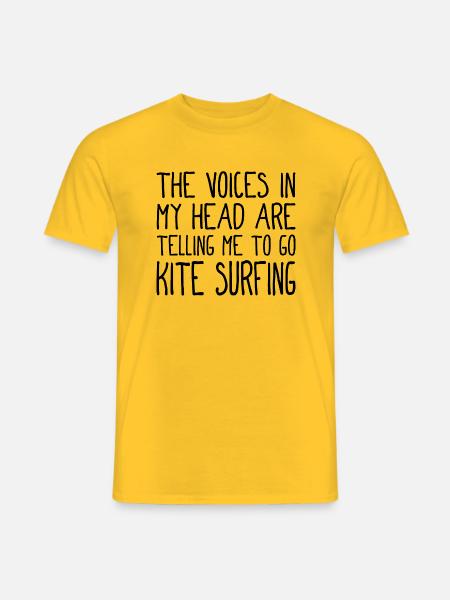 The voices in my head telli me to go kite surfing - Männer T-Shirt - Gelb