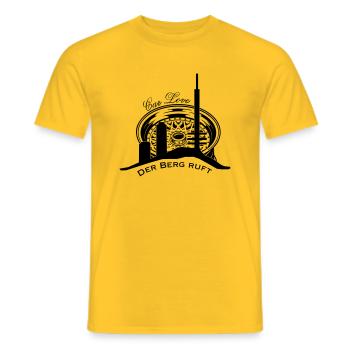 DER BERG RUFT - Männer T-Shirt - Gelb - Vorne - AI Model Male 178 dark (178cm)