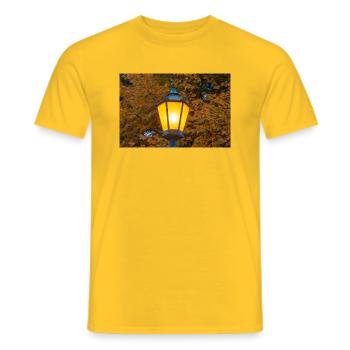 Alte Straßenlaterne - Männer T-Shirt - Gelb - Vorne - AI Model Male 178 dark (178cm)