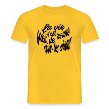 La vie - T-shirt homme - jaune - Devant - AI Model Male 178 dark (178cm)