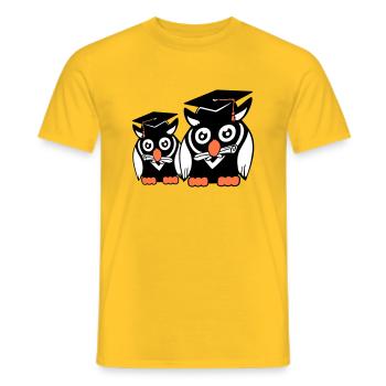 2 Eulen Schulabschluss College Abitur Student Team - Männer T-Shirt - Gelb - Vorne - AI Model Male 178 dark (178cm)