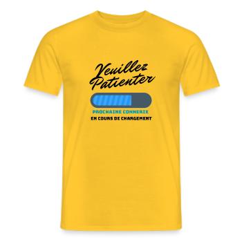 prochaine connerie en cours de chargement - T-shirt homme - jaune - Devant - AI Model Male 178 dark (178cm)