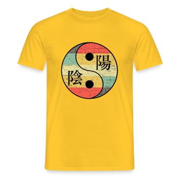 Yin und Yang mit Chinesischen Schriftzeichen - Männer T-Shirt - Gelb - Vorne - AI Model Male 178 dark (178cm)