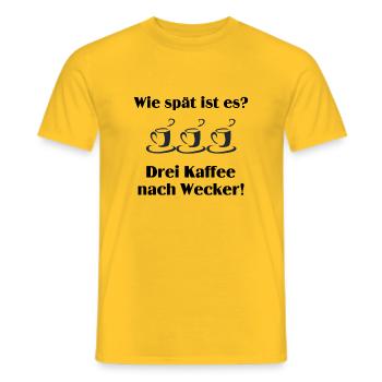 Wie spät ist es? Drei Kaffee nach Wecker - Männer T-Shirt - Gelb - Vorne - AI Model Male 178 dark (178cm)