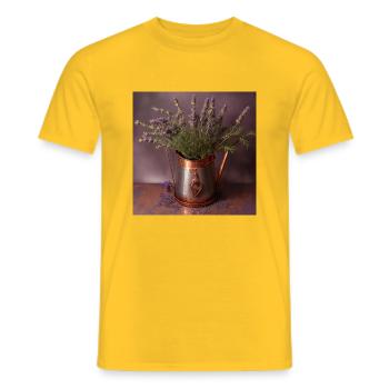 Lavendel in einer Kupferkanne - Männer T-Shirt - Gelb - Vorne - AI Model Male 178 dark (178cm)