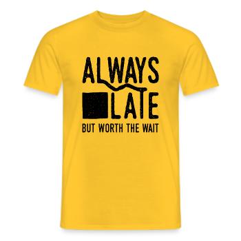 Toujours en retard mais vaut la peine d’attendre. Toujours trop tard - T-shirt homme - jaune - Devant - AI Model Male 178 dark (178cm)