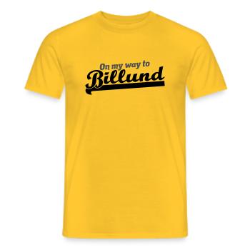 On my way to Billund - Männer T-Shirt - Gelb - Vorne - AI Model Male 178 dark (178cm)