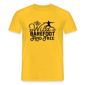 Wild Barefoot And Free Yoga - Männer T-Shirt - Gelb - Vorne - AI Model Male 178 dark (178cm)