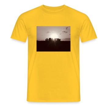 Henge de pierre - T-shirt homme - jaune - Devant - AI Model Male 178 dark (178cm)