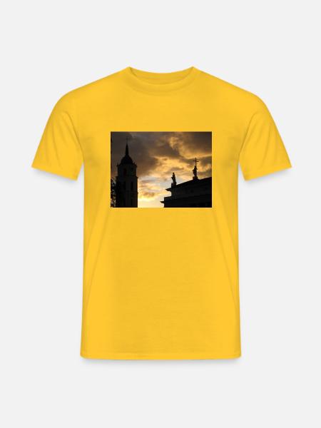 Sonnenuntergang in Vilnius - Männer T-Shirt - Gelb