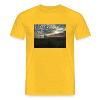 Sonnenaufgang Travemünde - Männer T-Shirt - Gelb - Vorne - AI Model Male 178 dark (178cm)
