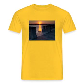 Sonnenuntergang in Venedig - Männer T-Shirt - Gelb - Vorne - AI Model Male 178 dark (178cm)