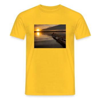 Sonnenuntergang am Ammersee - Männer T-Shirt - Gelb - Vorne - AI Model Male 178 dark (178cm)
