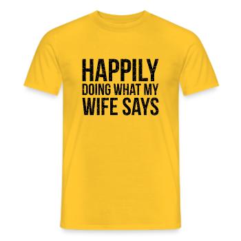 Happily doing what my wife says - T-shirt homme - jaune - Devant - AI Model Male 178 dark (178cm)