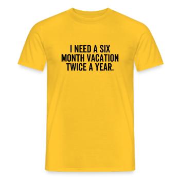 Ich brauche zweimal im Jahr einen sechsmonatigen Urlaub - Männer T-Shirt - Gelb - Vorne - AI Model Male 178 dark (178cm)