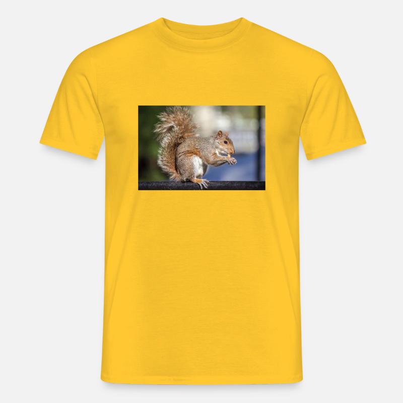 Grauhörnchen essen - Männer T-Shirt - Gelb