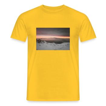 Coucher de soleil d’hiver morose sur les montagnes de Grèce - T-shirt homme - jaune - Devant - AI Model Male 178 dark (178cm)