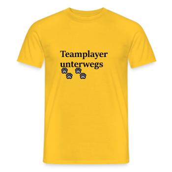 Teamplayer gibt es bei Zwei-und Vierbeinern. - Männer T-Shirt - Gelb - Vorne - AI Model Male 178 dark (178cm)