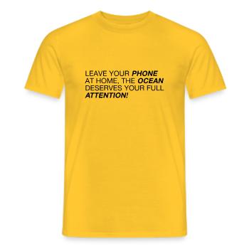 Leave your phone at home the ocean ... - Männer T-Shirt - Gelb - Vorne - AI Model Male 178 dark (178cm)