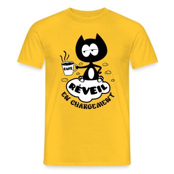 Chat avec café, réveil en chargement ! - T-shirt homme - jaune - Devant - AI Model Male 178 dark (178cm)