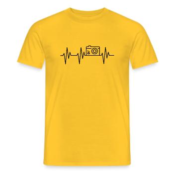 T-shirt Photographe - Battement de coeur - T-shirt homme - jaune - Devant - AI Model Male 178 dark (178cm)