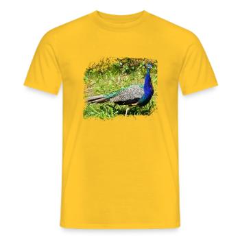 Der Pfau stammt ursprünglich aus Indien - Männer T-Shirt - Gelb - Vorne - AI Model Male 178 dark (178cm)