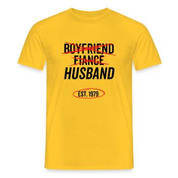Copain fiancé mari est 1979 - T-shirt homme - jaune - Devant - AI Model Male 178 dark (178cm)