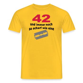 42. Geburtstag – 42 scharf wie eine Rasierklinge - Männer T-Shirt - Gelb - Vorne - AI Model Male 178 dark (178cm)