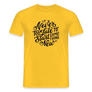 Jamais trop tard - T-shirt homme - jaune - Devant - AI Model Male 178 dark (178cm)