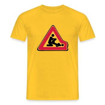 panneau routier deforme position amour - T-shirt homme - jaune - Devant - AI Model Male 178 dark (178cm)