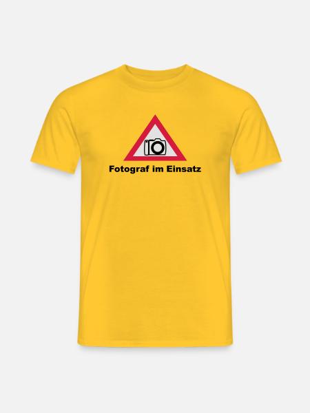 Fotograf im Einsatz - Männer T-Shirt - Gelb