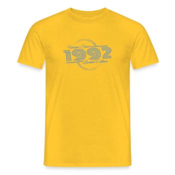 Einzigartig seit 1992 Retro Sprüche  - Männer T-Shirt - Gelb - Vorne - AI Model Male 178 dark (178cm)