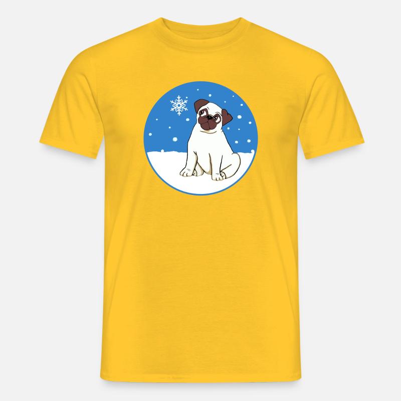 Mops im Schnee - Männer T-Shirt - Gelb