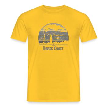 DarssCoast - Leuchtturm & Windflüchter - Männer T-Shirt - Gelb - Vorne - AI Model Male 178 dark (178cm)
