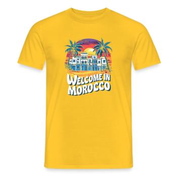 Crépuscule marocain avec ville et palmier - T-shirt homme - jaune - Devant - AI Model Male 178 dark (178cm)