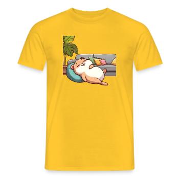 Entspannter pinker Fuzzle auf der Couch - Männer T-Shirt - Gelb - Vorne - AI Model Male 178 dark (178cm)