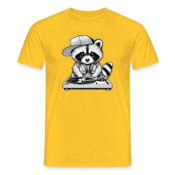 motif de raton laveur cool en tant que DJ avec des écouteurs - T-shirt homme - jaune - Devant - AI Model Male 178 dark (178cm)