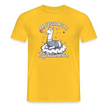 Professionelle Tagträumerin – Lama auf Wolke - Männer T-Shirt - Gelb - Vorne - AI Model Male 178 dark (178cm)