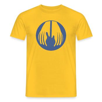 Guitare tenue à deux mains dans cette optique amusante - T-shirt homme - jaune - Devant - AI Model Male 178 dark (178cm)