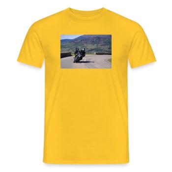 La moto se trouve dans le vent - T-shirt homme - jaune - Devant - AI Model Male 178 dark (178cm)