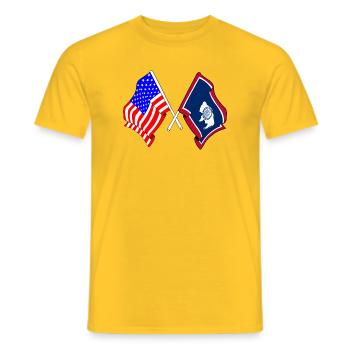 Drapeau des États-Unis et de l’État du Wyoming franchi - T-shirt homme - jaune - Devant - AI Model Male 178 dark (178cm)